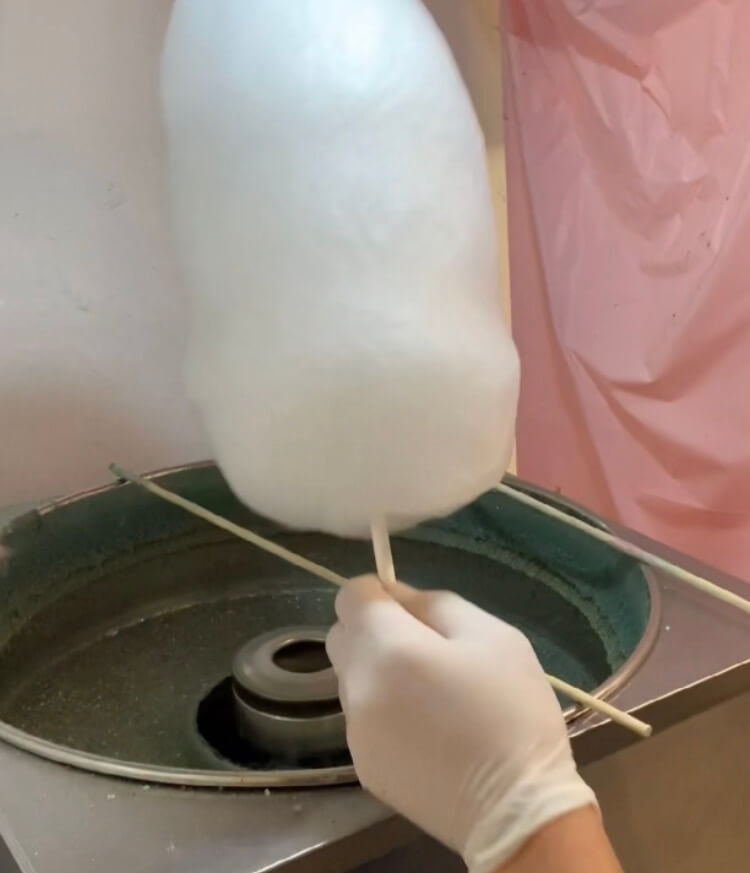 綿菓子の製造の様子